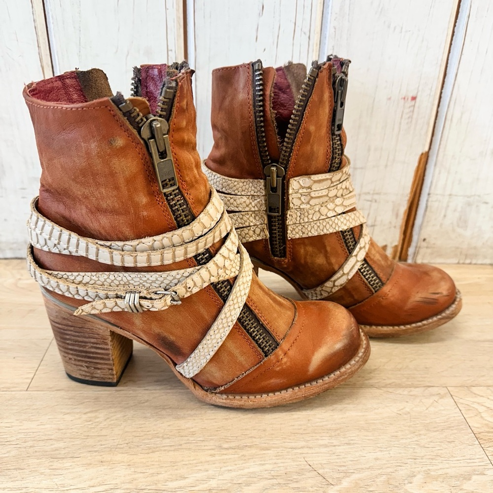 Freebird Balboa Brown Leather Ankle Boots with Cream Straps - Picture 2 of 9